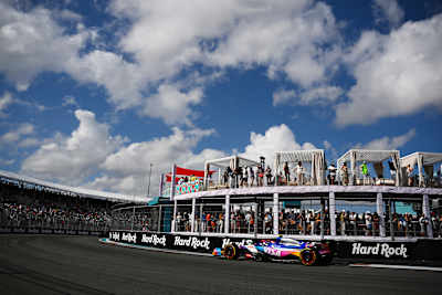 Yuki Tsunoda de Japón conduciendo durante el Gran Premio de F1 de Miami en el Autódromo Internacional de Miami el 5 de mayo de 2024.