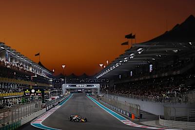 Max Verstappen en pista durante el Gran Premio de F1 de Abu Dhabi en el circuito de Yas Marina el 8 de diciembre de 2024.