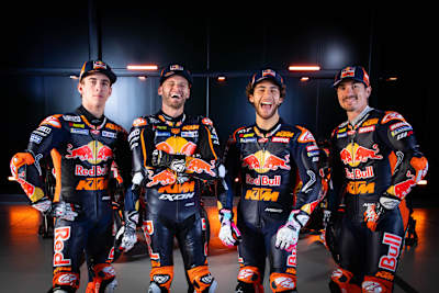 Pedro Acosta con Brad Binder, Enea Bastianini y Maverick Viñales en el Red Bull KTM Factory Racing