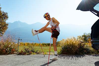 El runner de montaña Rémi Bonnet calienta para el KFully Vertical Kilometer.