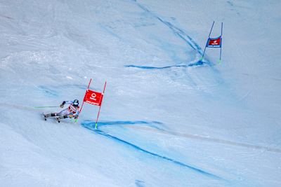 Am 12. Januar 2025 stürmt Timon Haugan beim Skiweltcup in Adelboden, Schweiz, über die Piste und verkörpert damit den Wagemut von Red Bull in der spannenden Saison 2024-25.
