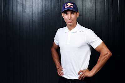 Toprak Razgatlıoğlu, 21 Ağustos 2025 tarihinde İstanbul'da Hero Can filminin fotoğraf çekimi sırasında bir portre için poz veriyor. 