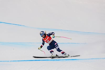 Lindsey Vonn skis down a slope 
