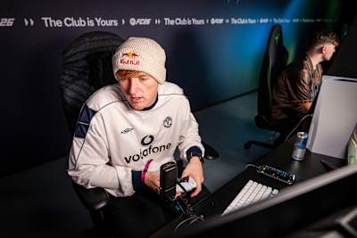 Morgan 'Angry Ginge' Burtwistle staat op de foto tijdens het EA SPORTS FC 26 lanceringsevenement in Londen, Verenigd Koninkrijk, op 17 september 2025.l