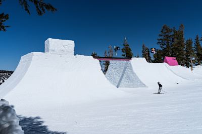 Бирк Ирвинг и Нико Портеус катаются во время съемок спортсменов Red Bull на Мамонтовой горе в Мамонтовых озерах, Калифорния, США, 13 мая 2023 года. 