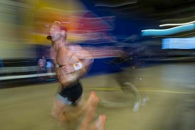 Noah Ohlsen absolviert einen intensiven Lauf während der HYROX-Weltmeisterschaft in Chicago, Illinois, USA, am 15. Juni 2025.