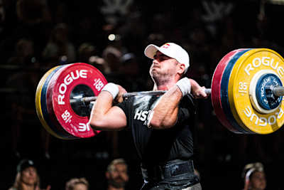 Atletul Red Bull Luka Djukic ridică greutăți la World Fitness Project Tour Stop 2 în Mesa, Arizona, SUA, demonstrând forță maximă și spirit competitiv pe 30 august 2025