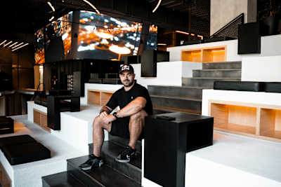 Luka Djukic pozează pentru un portret în timpul marii inaugurări a hotelului SIRO din Tivat, Muntenegru, pe 25 mai 2025. 