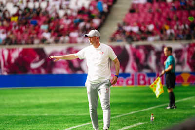 O treinador do RB Leipzig, Ole Werner, dá instruções junto à linha lateral durante o jogo de preparação entre o RB Leipzig e a Atalanta Bergamo.