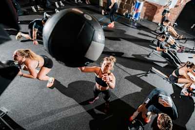 Un athlète réalise des Wall Balls lors d'une compétition HYROX.