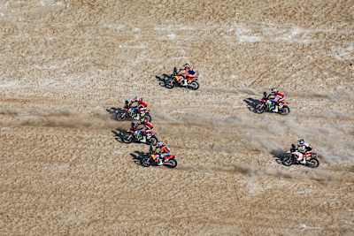 Luciano Benavides, Edgar Canet a Daniel Sanders na pretekoch s ostatnými pretekármi počas hromadného štartu v 12. etape Rely Dakar 2025 17. januára 2025 v okolí Subaytahu v Saudskej Arábii.   