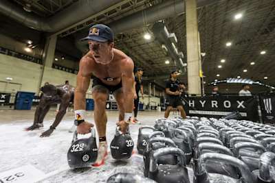 El 15 de junio de 2025, Noah Ohlsen exhibe su fuerza bruta en el Campeonato Mundial HYROX de Chicago, mientras se enfrenta a pesadas kettlebells.