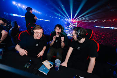 Bei der Red Bull League of Its Own in Paris, Frankreich, feiern Los Ratones am 16. Dezember 2024 an ihrer Spielstation mit dem pulsierenden Publikum der Arena und den dynamischen Lichtern im Rücken.