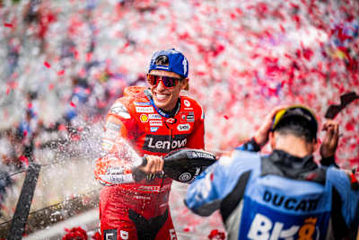 Marc Márquez celebrando durante el Campeonato del Mundo de MotoGP en el Red Bull Ring de Spielberg, Austria, el 17 de agosto de 2025.   