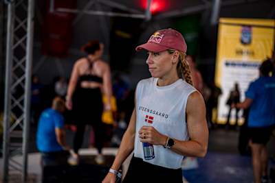 Ida Mathilde Steensgaard hält während des Red Bull Gym Clash World Final ein Red Bull.