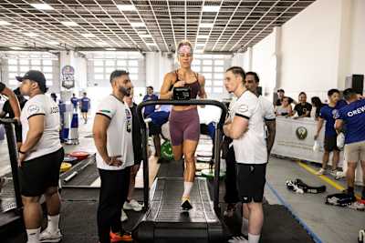 Competidor en acción durante el Red Bull Gym Clash 2025 en Dubai Civil Defence en Dubai, Emiratos Árabes Unidos, mostrando una energía implacable y un rendimiento atlético.