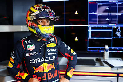 Isack Hadjar de Francia y Oracle Red Bull Racing se prepara para conducir en el garaje durante los entrenamientos de F1 en el circuito de Yas Marina el 9 de diciembre de 2025.