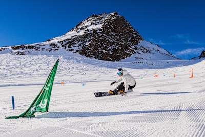 Benjamin Karl in snowboard alpine giant slalom training in Sölden, Austria, on November 6, 2025. 