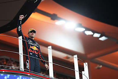El ganador de la carrera Max Verstappen de Holanda y Oracle Red Bull Racing celebra en el podio durante el Gran Premio de F1 de Abu Dhabi en el Circuito de Yas Marina el 07 de diciembre de 2025.