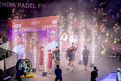 Juan Lebrón y Martín Di Nenno hacen una entrada dinámica en las Finales Premier Padel 2024 en Barcelona, España, el 22 de diciembre.