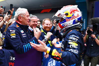 Max Verstappen aus den Niederlanden und Oracle Red Bull Racing feiert mit Helmut Marko nach dem F1 Grand Prix von China auf dem Shanghai International Circuit am 21. April 2024 in Shanghai, China.