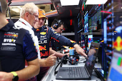 Max Verstappen et Oracle Red Bull Racing discute avec le consultant de l'équipe Red Bull Racing, le Dr Helmut Marko, dans le garage pendant l'entraînement avant le Grand Prix de F1 de Hongrie.
