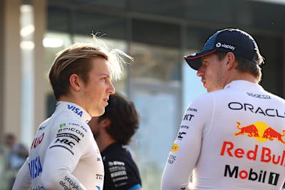 No Grande Prêmio de Abu Dhabi de F1 de 2024, Max Verstappen, da Red Bull Racing, conversa com Liam Lawson, do Visa Cash App RB