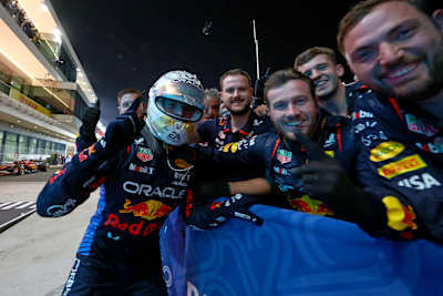 Em 2024, Max Verstappen, da Red Bull Racing, comemora a vitória com os membros da equipe no Grande Prêmio de F1 do Catar.