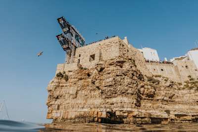 W 2024 r. Andrea Barnaba zanurkuje z kultowego klifu w Polignano a Mare podczas zawodów Red Bull Cliff Diving World Series.