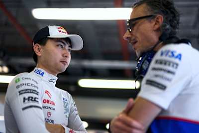 Ayumu Iwasa y Laurent Mekihablan en el garaje durante los entrenamientos previos al Gran Premio de F1 de Abu Dhabi en el Circuito de Yas Marina el 6 de diciembre de 2024 en Abu Dhabi.