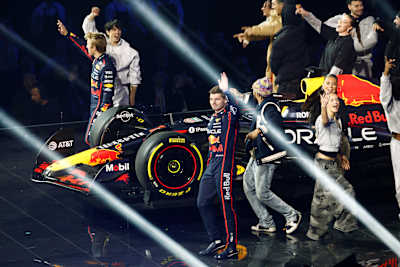 Liam Lawson y Max Verstappen de Oracle Red Bull Racing saludan a la multitud durante F1 75 Live en The O2 Arena el 18 de febrero de 2025 en Londres, Inglaterra. 
