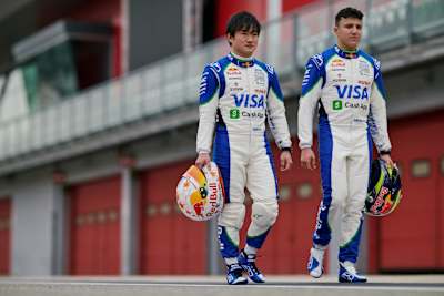 En 2025, los pilotos de Visa Cash App RB pasean por el circuito de Imola durante el día de rodaje.