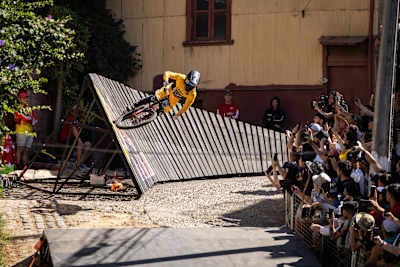 Felipe Agurto desafía la gravedad durante unos segundos en el Red Bull Valparaíso Cerro Abajo en Valparaíso, Chile