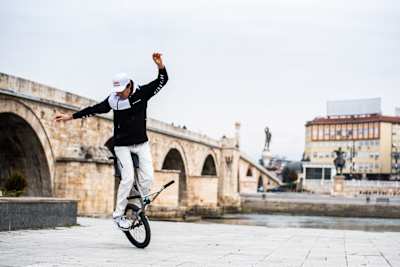 Viki Gomez изведува BMX Flatland трикови во Скопје, февруари 2025 година.