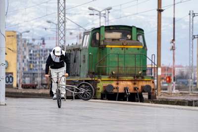 Viki Gomez изведува BMX Flatland трикови во Скопје, февруари 2025 година.