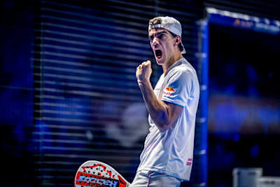 Хуан Леброн участвует в финале Premier Padel 2024 в Барселоне, Испания, 19 декабря 2024 года.