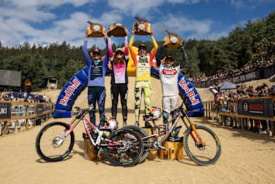 Asa Vermette, Jackson Goldstone, Troy Bronson und Gracey Hemstreet feiern auf dem Podium bei der Red Bull Hardline im Maydena Bike Park, Australien am 8. Februar 2025