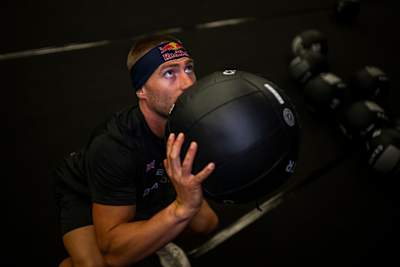 Jake Dearden focuses on the Wall Balls during the Elite 15 at Hyrox Major 2024 in Amsterdam.