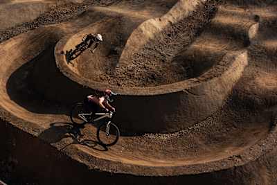 Na závodě Crankworx Whistler Pump Track v Kanadě 27. července 2023 předvedli závodníci své dovednosti na náročných dirtových tratích