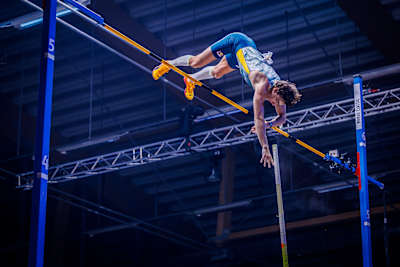 Armand Duplantis supera el listón durante el Mondo Classic 2025 en Uppsala, Suecia, demostrando su brillantez en el salto con pértiga.