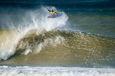 Italo Ferreira s'envole lors de la série 5 des huitièmes de finale à Supertubos, lors du MEO Rip Curl Pro Portugal 2025 à Peniche. 