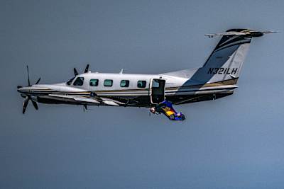 Sebastián Álvarez springt mitten in der Luft aus einem Flugzeug - sein Spitzname ist "Eichhörnchen".