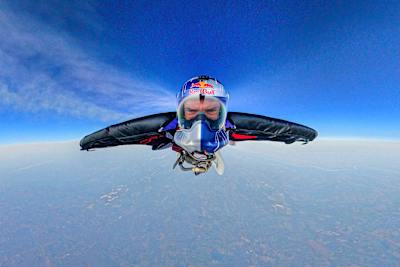Sebastián Álvarez en plein vol avec sa wingsuit personnalisée.