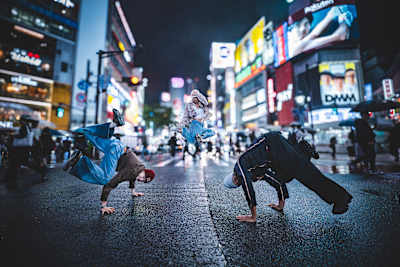 B-Girl Ami, B-Girl Nicka y B-Boy Lee muestran sus dinámicos movimientos en Shibuya, con motivo del anuncio de la Final Mundial Red Bull BC One 2025 en Tokio