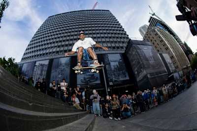 Der Skateboarder Zion Wright vollführt während der Red Bull Drop In Tour in Sydney einen Full Cab und zieht die Menge am 28. Oktober 2023 in seinen Bann.