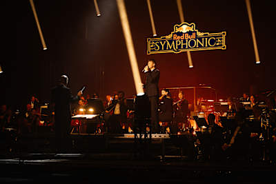 Victor Leksell fängslar publiken under Red Bull Symphonic 2025 i Stockholm och kombinerar orkesterns storhet med sitt dynamiska framträdande