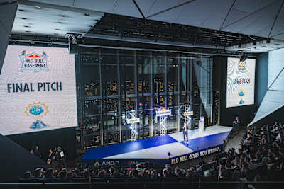 Moderátor Iain Chambers víta divákov na svetovom finále Red Bull Basement v japonskom Tokiu, ktoré sa uskutoční 5. decembra 2024 a predstaví inovácie a kreativitu