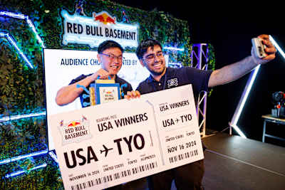 Los fundadores de Argus, Daniel Kim y Arjun Oberoi, celebran la victoria en la Final Nacional Red Bull Basement 2024 en el MIT Media Lab, Cambridge, EE.UU.