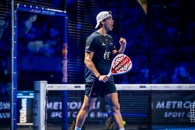 Juan Lebron met en avant sa passion et son habileté lors des éliminatoires pour les troisième et quatrième places lors des finales de Premier Padel à Barcelone, en Espagne, en décembre 2024.