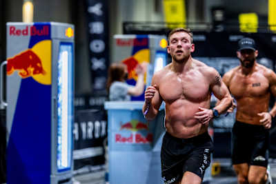 Graham Halliday empuja sus límites durante la competición Elite 15 en el evento Hyrox Major en Hong Kong el 22 de noviembre de 2024, patrocinado por Red Bull.